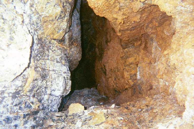 he crystal formations are right behind the rock in the upper right hand corner of the photo. I could walk upright, but had to stoop on occasions. Like ducking under that rock.