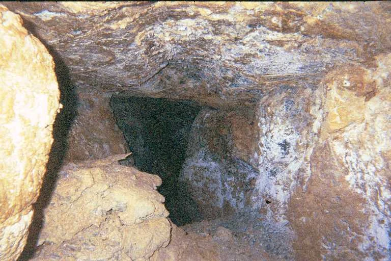 This is the last picture before I entered the large room. At the end of the passage, partially hidden in the shadows, is the round rock that I saw.